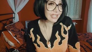 the giantess loves to mock your body