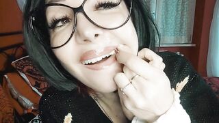 the giantess loves to mock your body